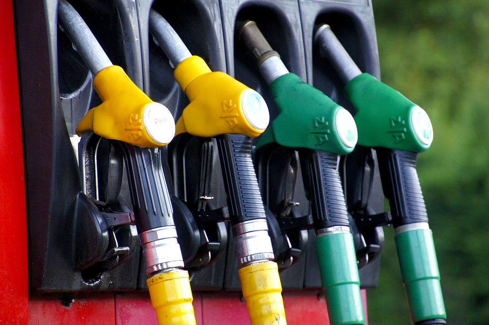 5 Easy Ways to Save Gas when Driving